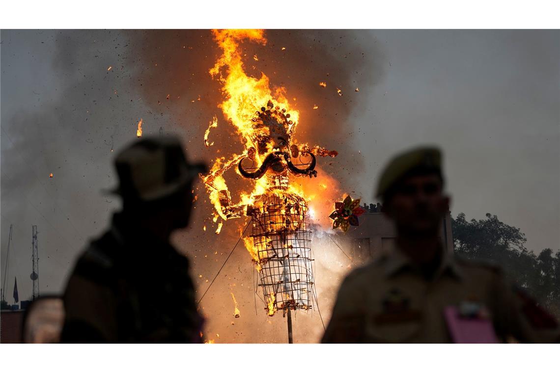 Zum Abschluss des Dussehra-Festes wird ein Bildnis des mythischen Dämonenkönigs Ravana verbrannt.