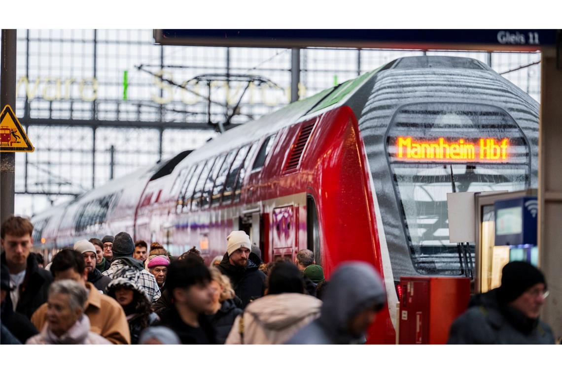 Zum Anrollen des Zugverkehrs auf der sanierten Riedbahn kam es noch zu Verspätungen - es ruckelt sich aber ein.