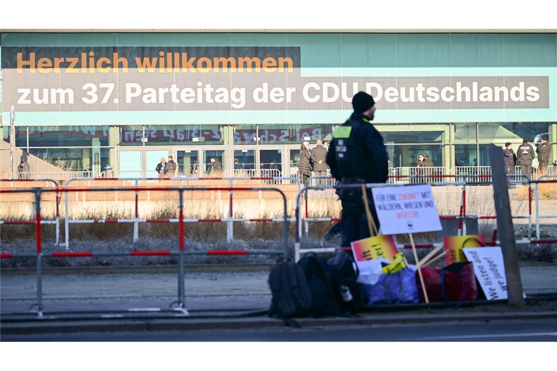 Zum Bundesparteitag der CDU ist die Polizei mit Hunderten Beamten im Einsatz.