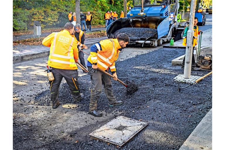 Zum ersten Mal wird der Bioasphalt auf einer ganzen Straße verlegt.