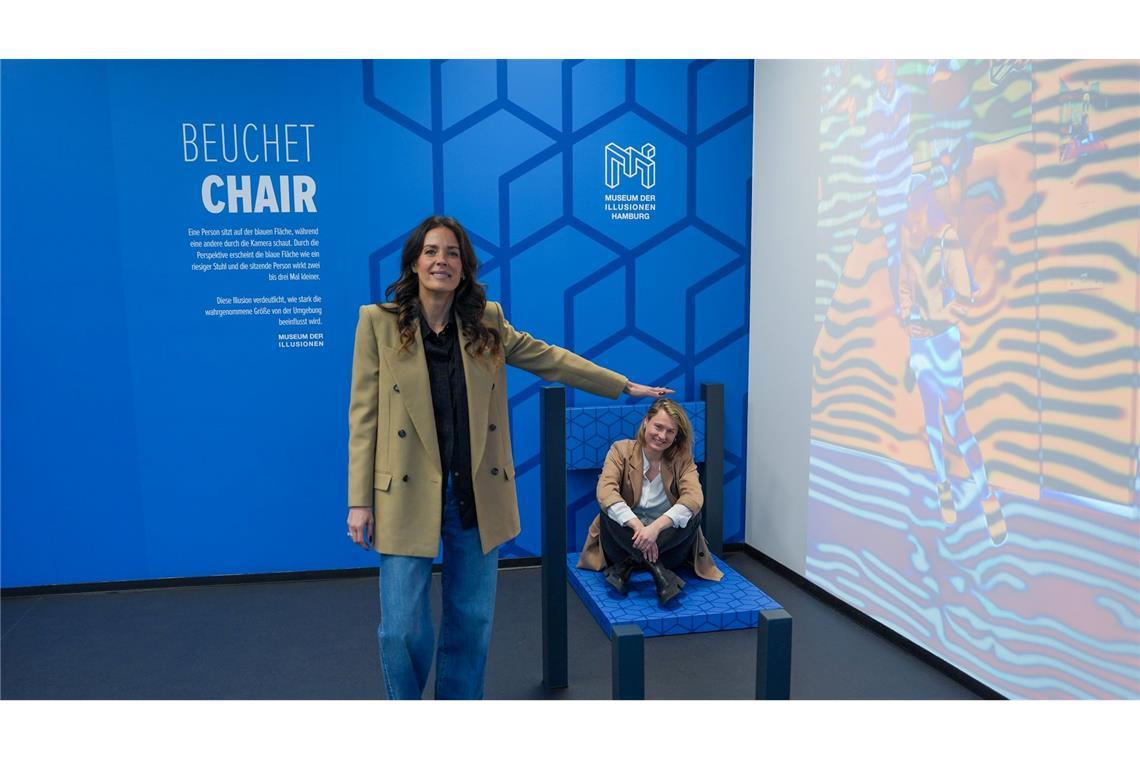 Zum fünften Geburtstag zeigen Leiterin Johanna Meyns (r), und Geschäftsführerin Nikolina Lackovic was das Museum der Illusionen in Hamburg so besonders macht.