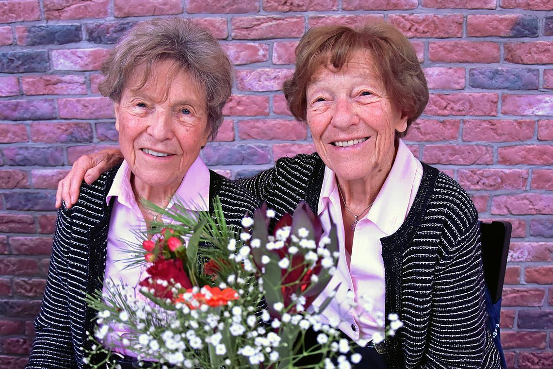 Zum Geburtstag tragen Gertrud Kaiser (links) und Gudrun Preisenhammer stets die gleiche Kleidung. Foto: Tobias Sellmaier 