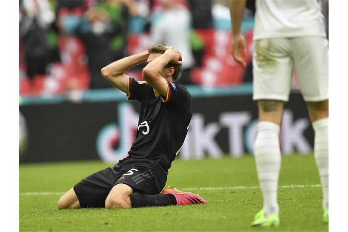 Müller leidet: „Da war er, der Moment“ - Auch Hummels-Frust Zum Haare raufen: Thomas Müller trauert seiner vergebenen Großchance gegen England nach. Foto: Justin Tallis/Pool AFP/dpa