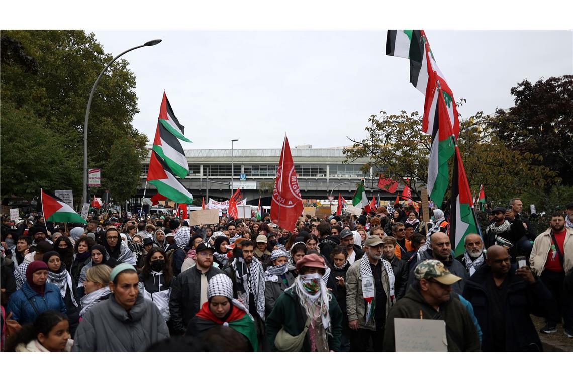 Zum Jahrestag des Hamas-Angriffs wird in Berlin gegen das Vorgehen Israels im Gazastreifen demonstriert.