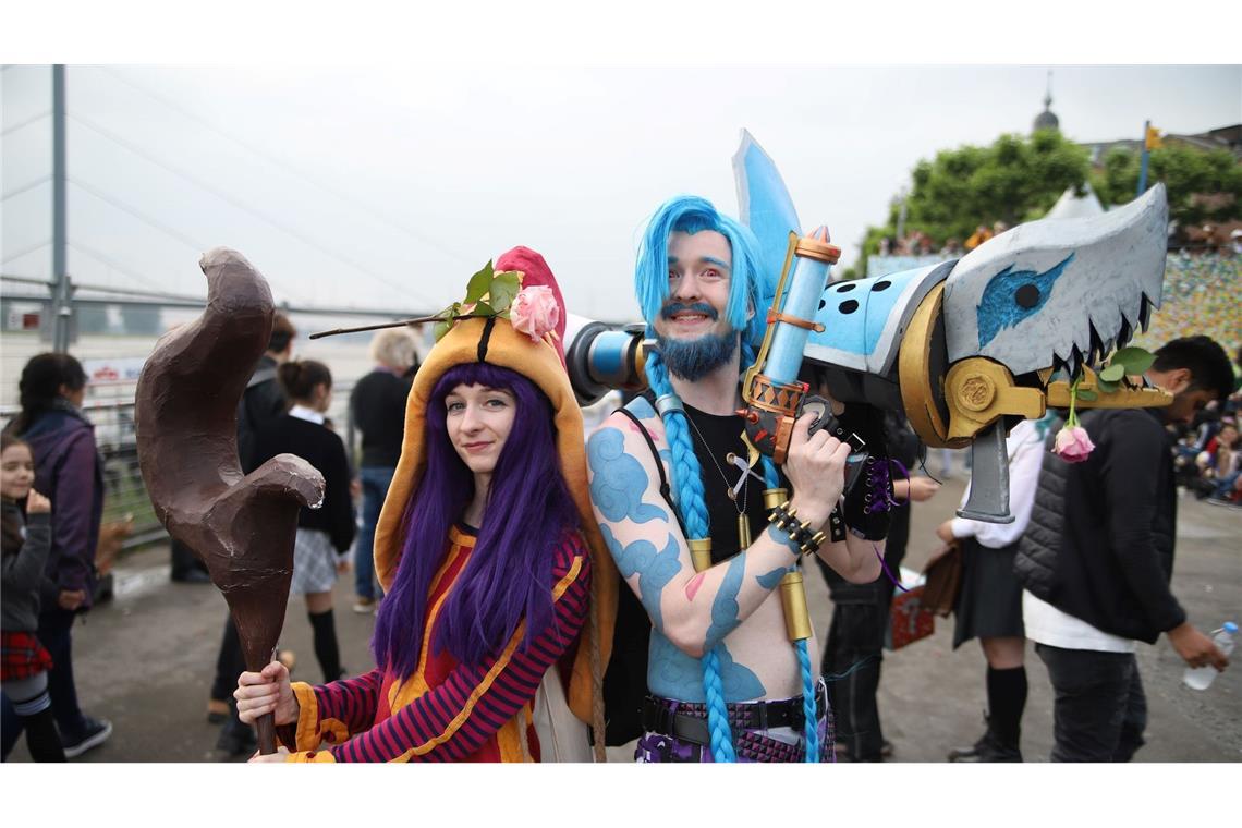 Zum Japan-Tag in Düsseldorf sind viele Tausend Besucherinnen und Besucher in fantasievoller Verkleidung durch die Stadt flaniert. Diese Teilnehmer haben sich als Figuren aus dem Videospiel League of Legends verkleidet.