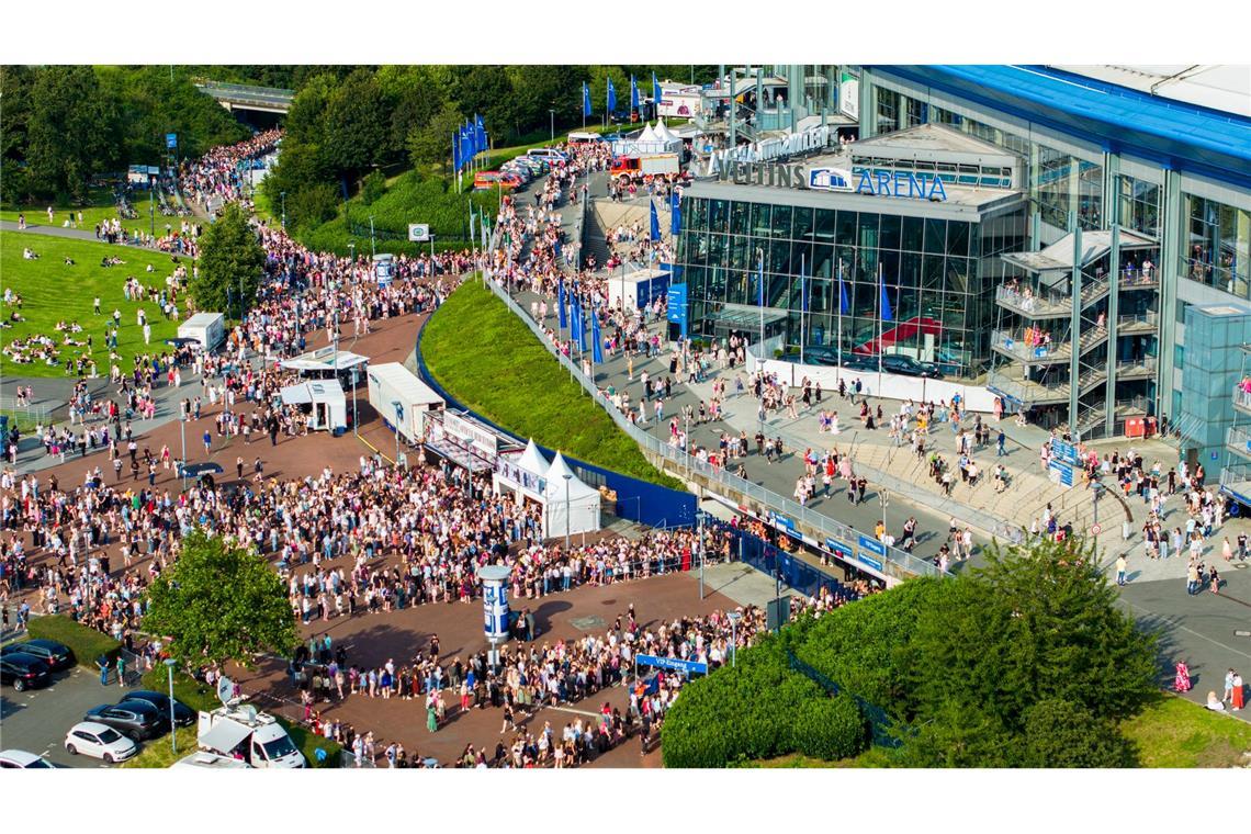 Zum offiziellen Einlass um 16.30 Uhr war der Andrang an der Veltins-Arena bereits groß.