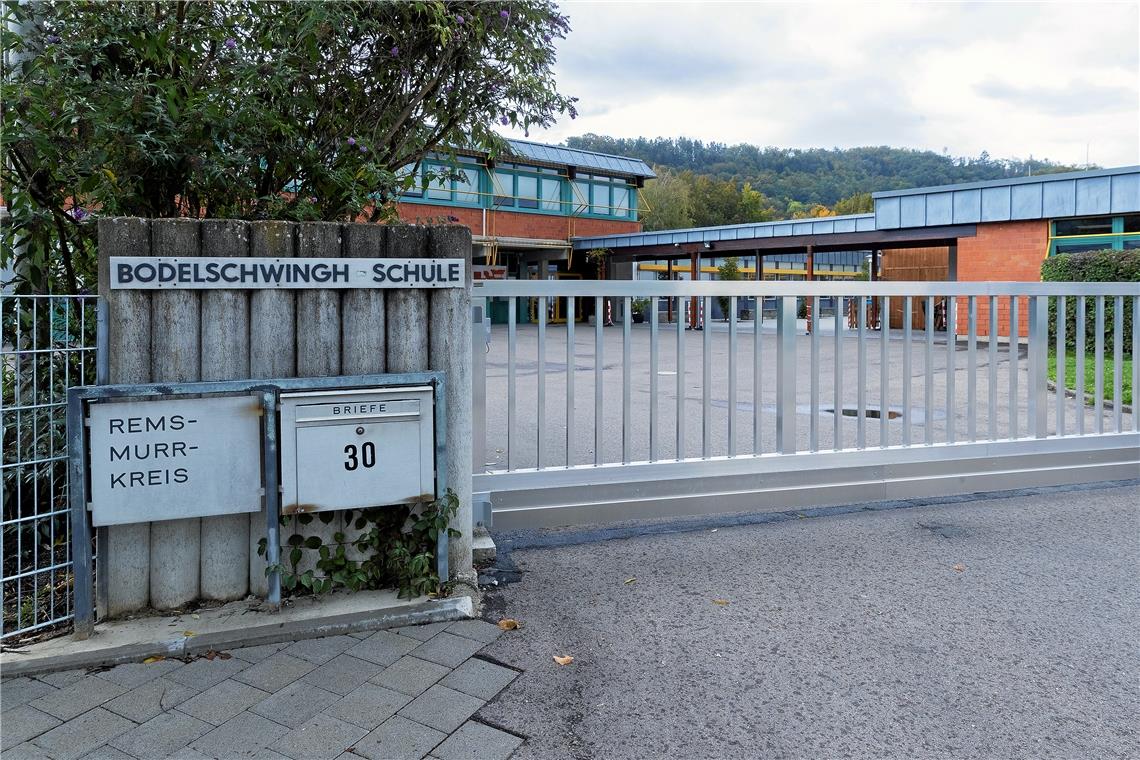 Zum Schulbeginn kamen die Bodelschwinghschüler in der Turnhalle zusammen. Damit alle den Gottesdienst erleben konnten, hat ihn Pfarrerin Judith Bergmann dreimal abgehalten. Unter anderem ging es auch um das Thema Abstand, bei dem sie die neuen Bedingungen für ihre Besucher spielerisch aufgegriffen hat. Foto: J. Fiedler