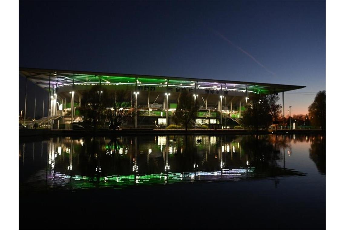 Intensivmediziner kritisiert volle Arena in Wolfsburg Zum WM-Qualifikationsspiel des DFB-Teams gegen Liechtenstein sollen am Donnerstagabend 26.000 Fans ins Wolfsburger Stadion kommen. Foto: Swen Pförtner/dpa
