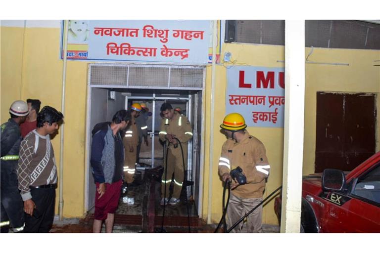 Zum Zeitpunkt des Feuers am Freitagabend (Ortszeit) befanden sich rund 50 Kinder auf der Station des Krankenhauses in Jhansi im nördlichen Bundesstaat Uttar Pradesh.