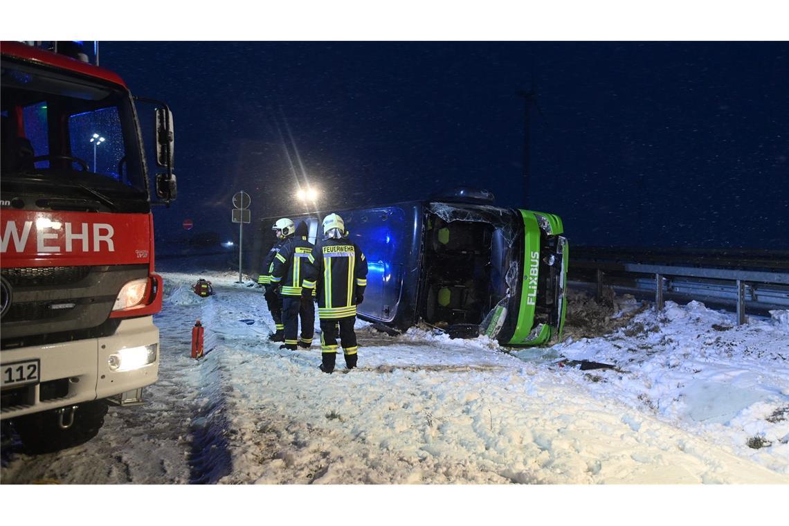 Zum Zeitpunkt des Unfalls herrschten winterliche Straßenverhältnisse.