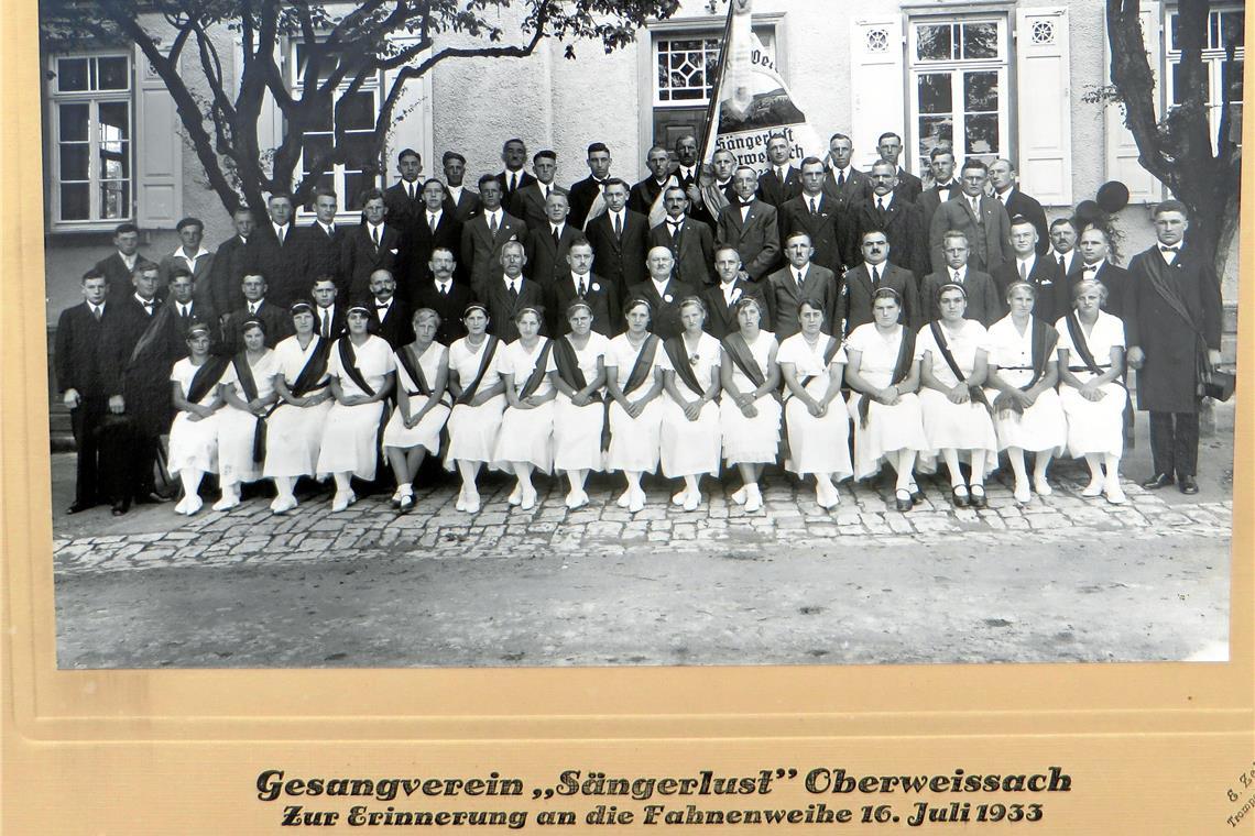 Zur Erinnerung an die Fahnenweihe am 16. Juli 1933 wurde dieses Bild aufgenommen. Es ist eines der ältesten Fotos des Chors. Die Anwesenheit der Damen täuscht: Die Sängerlust Oberweissach war damals noch ein reiner Männergesangsverein. Foto: Sängerlust Oberweissach