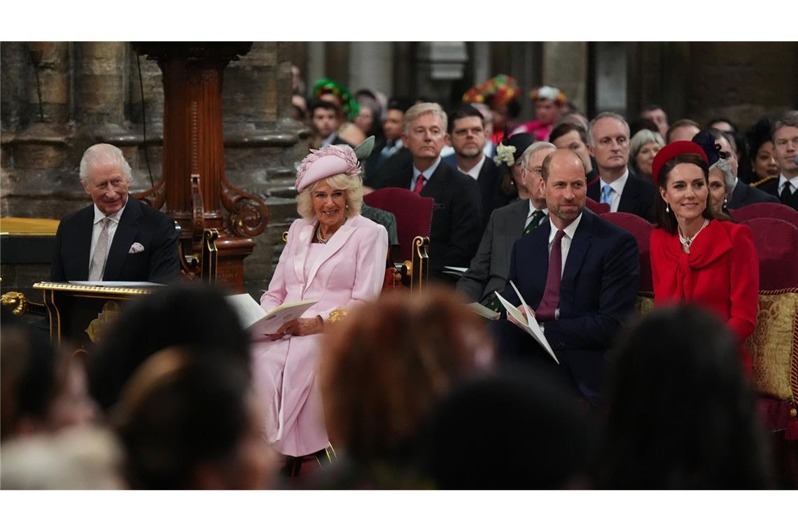 Zur Feier des Commonwealth in Westminster Abbey war Prinzessin Kate ganz in Rot gekleidet erschienen. Charles  und Königin  Camilla hatten  auf Stühlen mit dem Ahornblatt-Motiv Platz genommen.