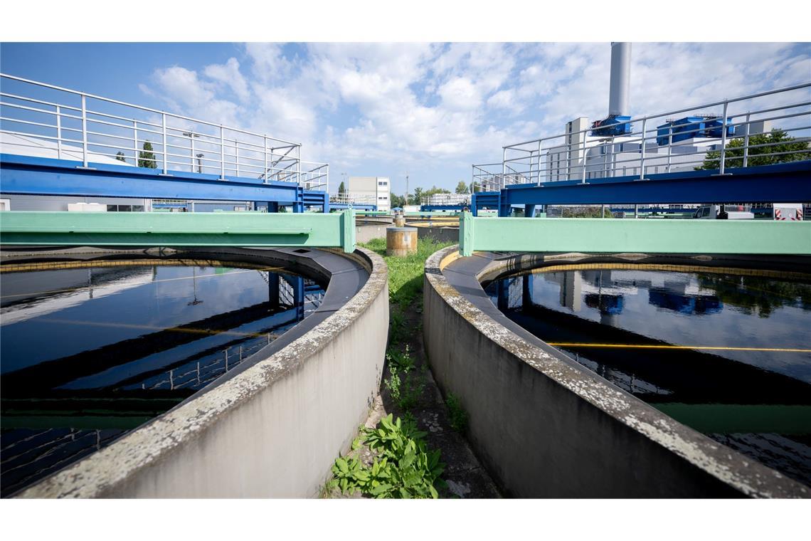 Zur sogenannten kritischen Infrastruktur zählen auch die Klärwerke großer Städte wie das Klärwerk Ruhleben der Berliner Wasserbetriebe. (Archivfoto)