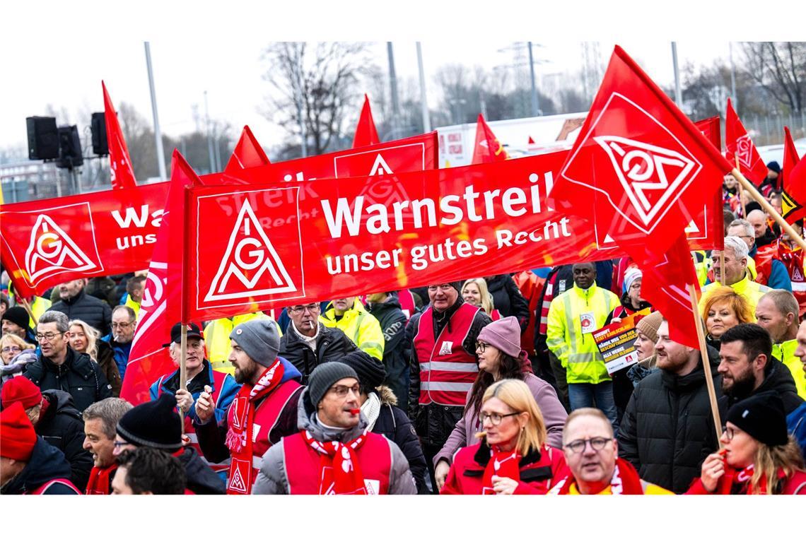 Zur vierten Tarifrunde hält die IG Metall mit flächendeckenden Warnstreiks dagegen. (Archivbild)