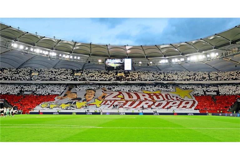 „Zurück in Europa“ – mit dieser riesigen Choreografie empfingen die VfB-Fans ihre Mannschaft zum ersten Champions-League-Heimspiel nach 14 Jahren in der MHP-Arena.
         
         Foto: imago/Rudel