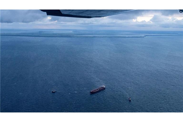 Zusätzliche Schiffe wurden zu dem havarierten Tanker und in dessen Nähe beordert.