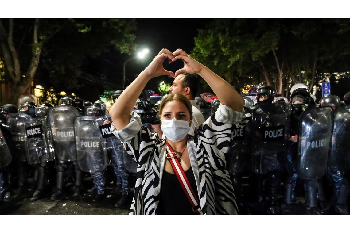 Zusammenstöße zwischen der Polizei und Demonstranten in Georgiens Hauptstadt Tiflis. Die Menschen protestieren gegen ein neues Gesetz, mit dem ausländischer Einfluss verfolgt werden soll und das die Opposition als von Russland inspiriert bezeichnet.