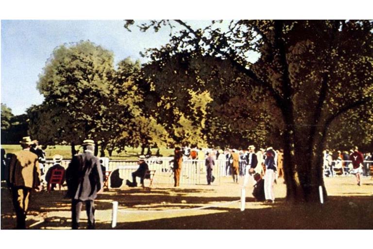 Zuschauer im Bois de Boulogne.