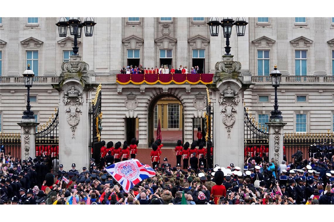 ZUschauer jubeln nach der Krönung von König Charles III. und Königin Camilla vor dem Buckingham Palast in London.