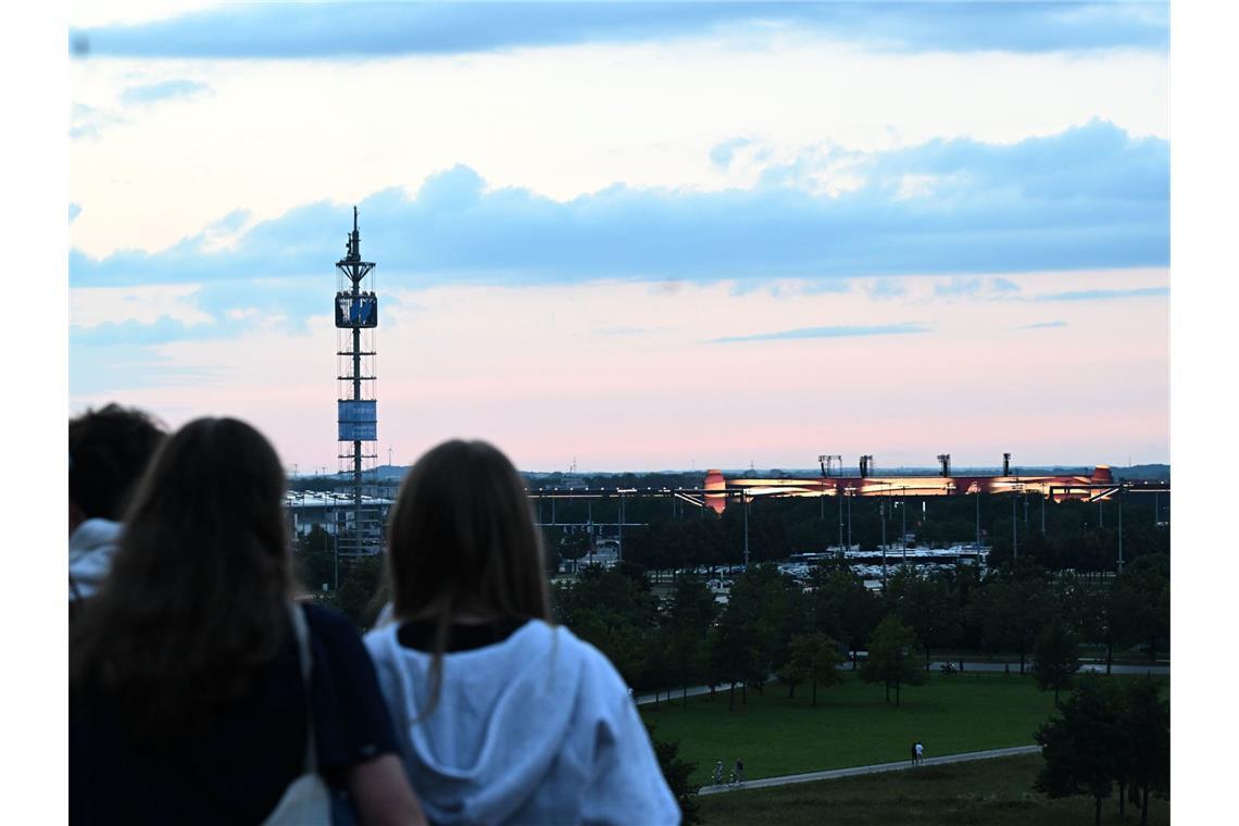 Zuschauer stehen auf dem Aussichtshügel Riemer Park beim ersten von zehn Konzerten der britischen Sängerin Adele in München.