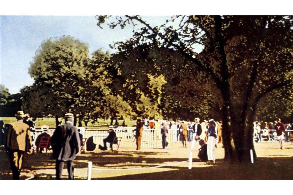 Zuschauer verfolgen im Bois de Boulogne einen olympischen Wettbewerb.