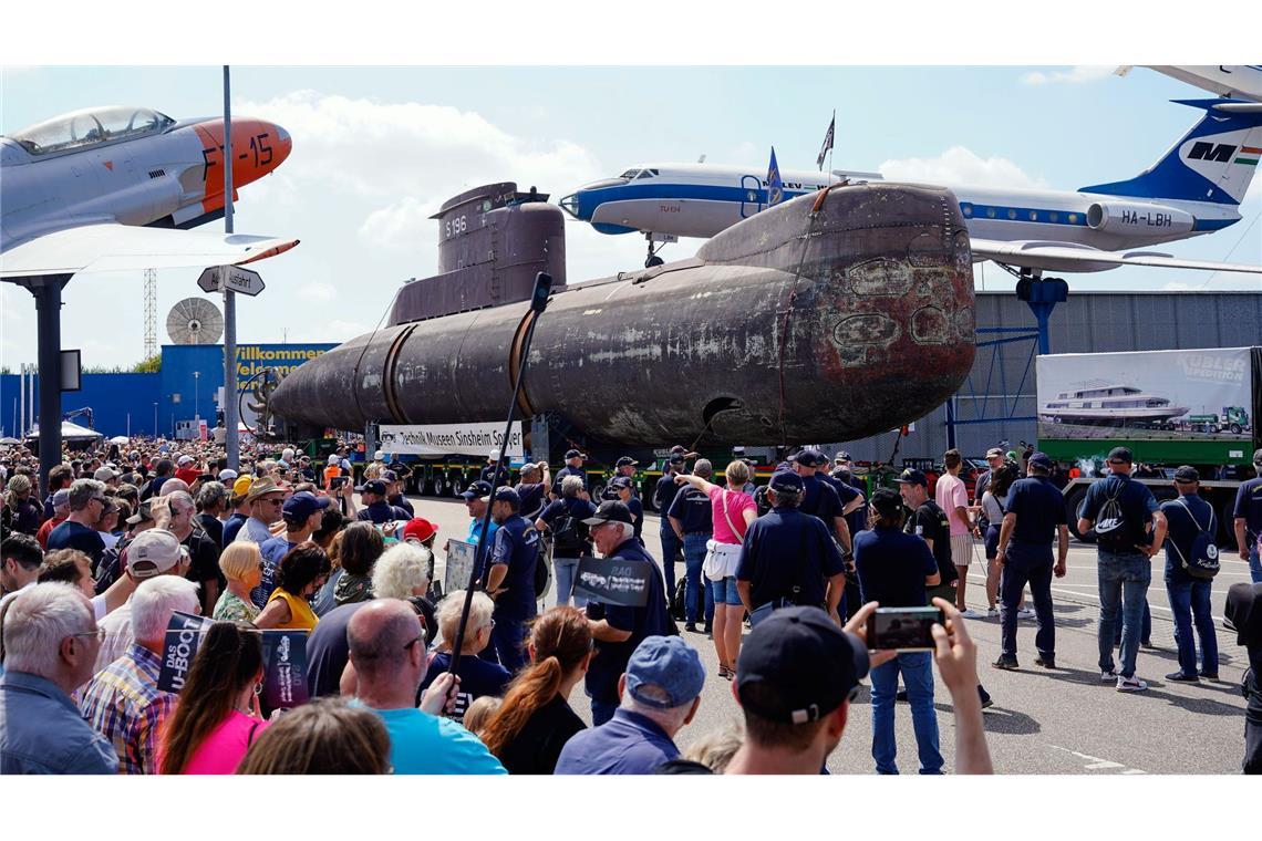 Zuschauer verfolgen, wie das Marine-U-Boot U17 in Sinsheim ankommt.