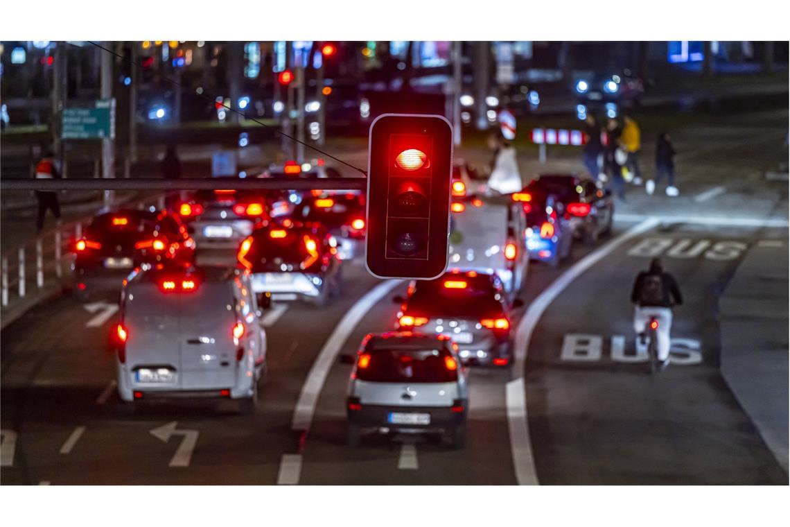 Zwar dürfen auch ab 2035 auf deutschen Straßen noch Verbrenner-Autos fahren, Neuwagen dürfen Stand jetzt aber nicht mehr zugelassen werden.