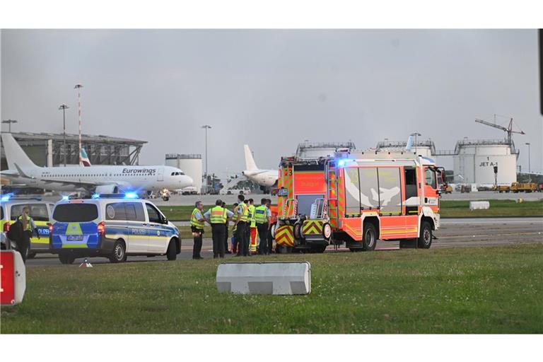 Zwei Aktivistinnen der Klima-Initiative Letzte Generation hatten sich vergangene Woche unter anderem  am Stuttgarter Flughafen festgeklebt.