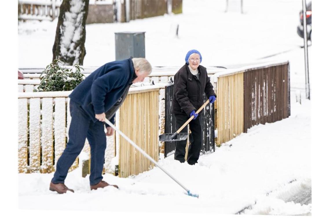 Höchste Wetterwarnung in London ausgerufen Zwei Anwohner in California bei Falkirk räumen den Gehweg frei. Foto: Jane Barlow/PA Wire/dpa