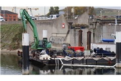 Zwei Autos auf dem Schiff wurden durch den Zusammenstoß in den Industriehafen geschoben. Sie wurden später von Experten geborgen.