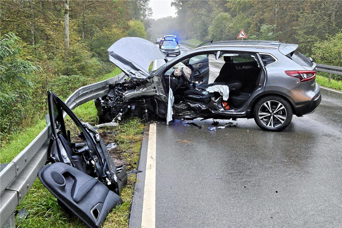 Zwei Autos sind auf der regennassen K1607 zusammengestoßen. Foto: 7aktuell.de/Kevin Lermer