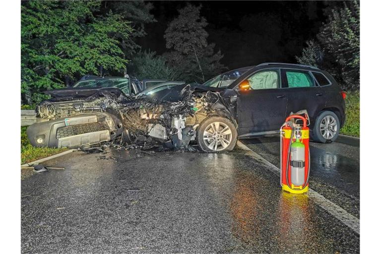 Zwei beschädigte Autos stehen nach einem Frontalzusammenstoß neben der Leitplanke. Foto: Julian Buchner/Einsatz-Report24 /dpa