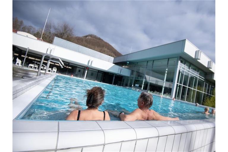 Zwei Besucher der Vinzenz Therme Bad Ditzenbach sitzen in einem Becken. Foto: Marijan Murat/dpa