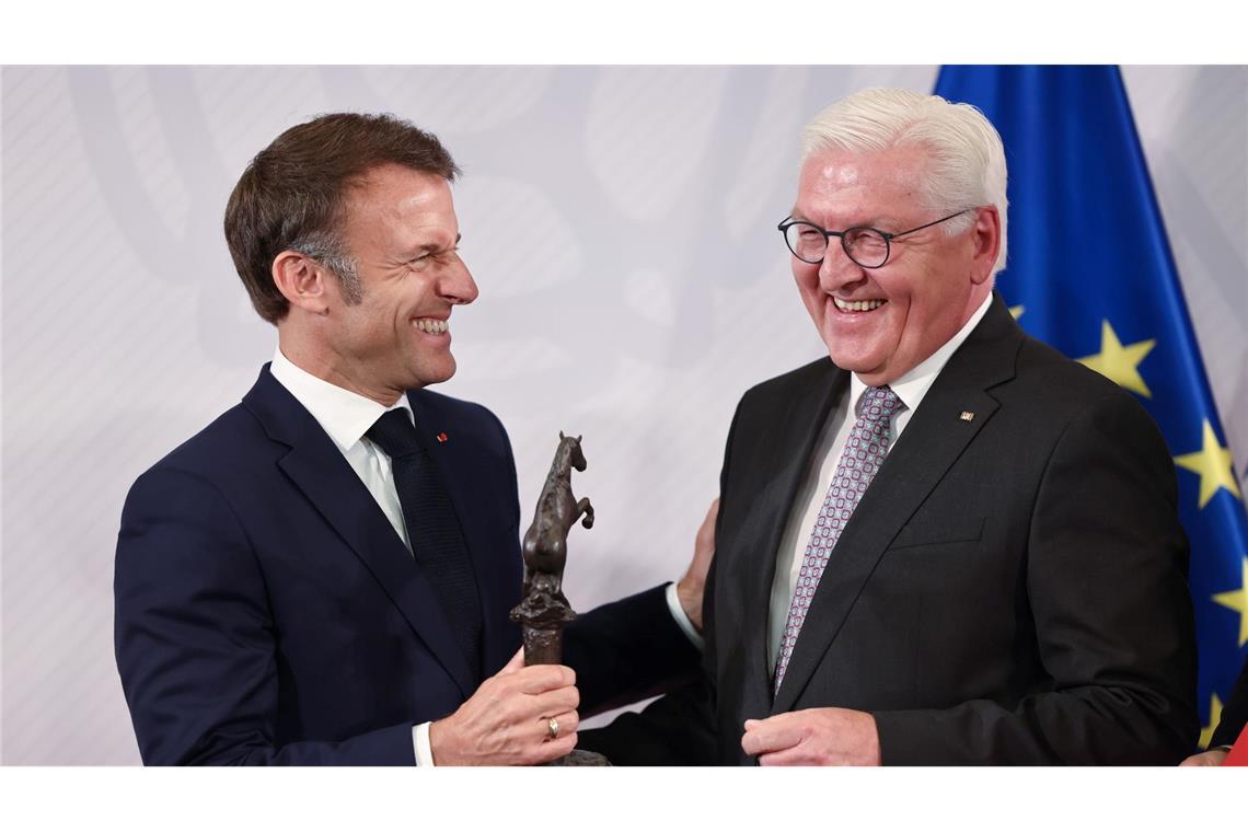 Zwei, die sich verstehen: Frank-Walter Steinmeier (r) und Emmanuel Macron mit dem Internationalen Preis des Westfälischen Friedens.