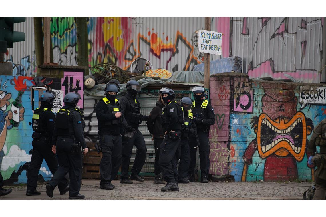 Zwei ehemalige RAF-Terroristen sind noch auf der Flucht – nun hat die Polizei Räume in Berlin durchsucht und zwei Männer festgenommen.