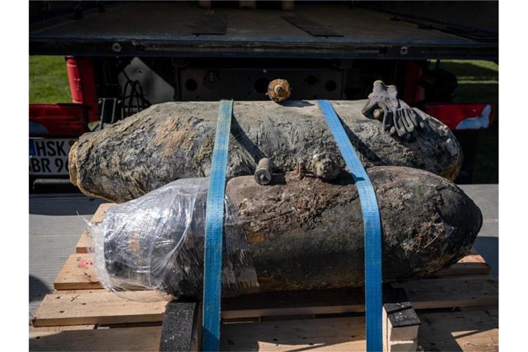 Zwei entschärften Weltkriegsbomben liegen festgeschnürt auf der Ladefläche eines Lastwagens. Foto: Bernd Thissen/dpa