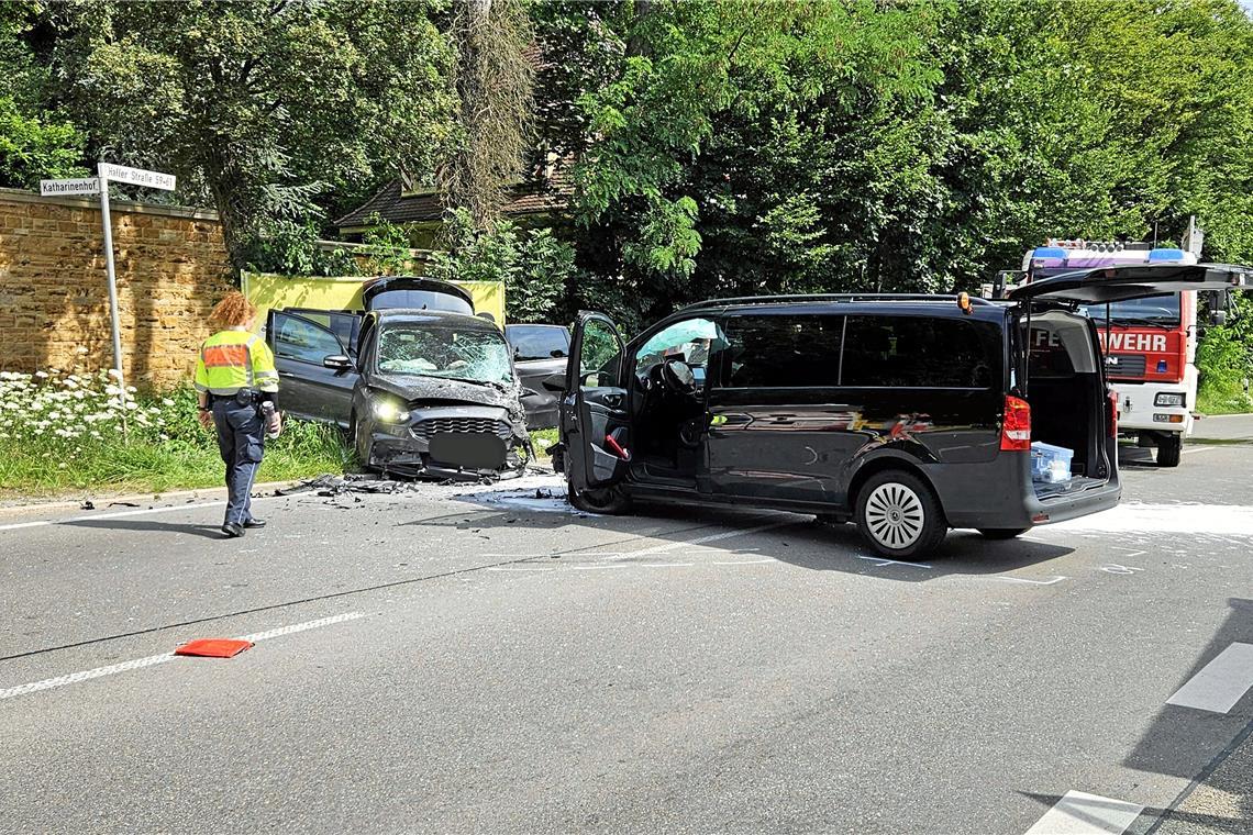 Zwei Fahrzeuge sind frontal aufeinander gestoßen.