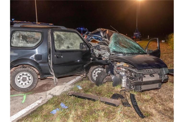 Zwei Fahrzeuge stehen nach einem Frontalzusammenprall an einer Unfallstelle. Foto: Aaron Klewer/Einsatz-Report24/dpa