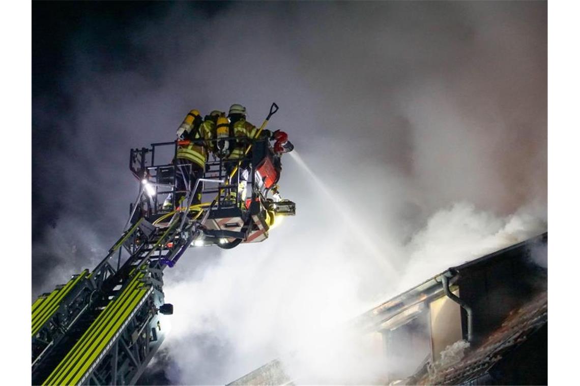 Zwei Verletzte bei Wohnhausbrand in Sachsenheim Zwei Feuerwehrkräfte am Brandort in Sachsenheim. Foto: Hemmann/SDMG/dpa