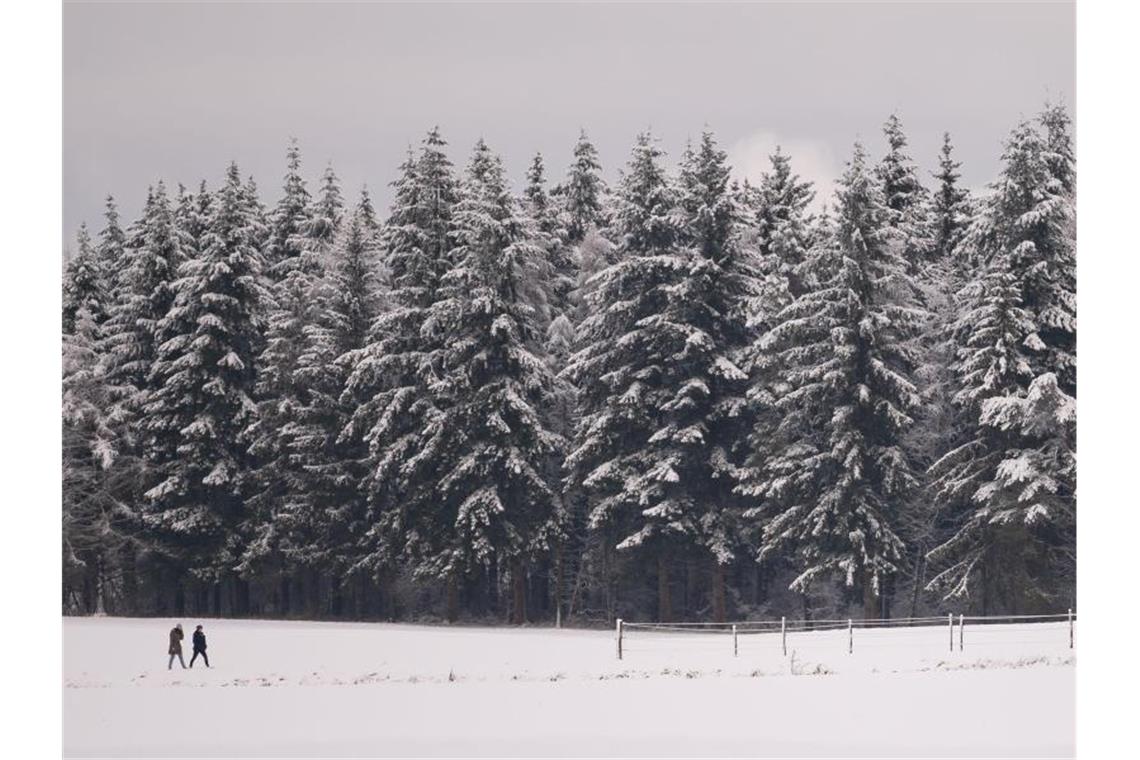 Zwei Frauen spazieren auf der Schwäbischen Alb im Schnee. Foto: Marijan Murat/dpa/Symbolbild