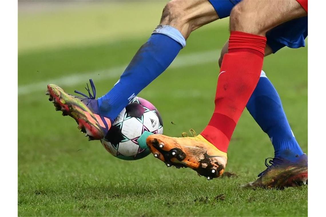 Zwei Fußballspieler kämpfen um den Ball. Foto: Uli Deck/dpa/Symbolbild