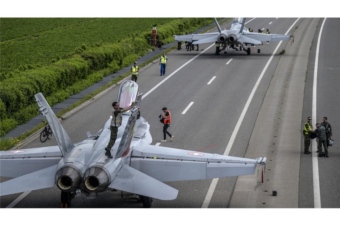 Zwei Kampfflugzeuge auf dem Autobahnabschnitt A1 in Payerne in der Schweiz: Seit den 70er Jahren sperrt die Luftwaffe regelmäßig Autobahnabschnitte um Übungsmanöver durchzuführen.