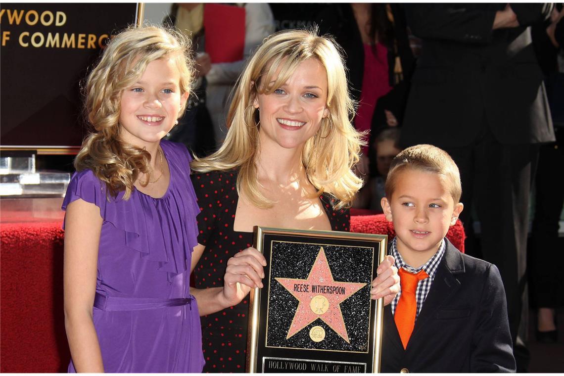 Zwei Kinder hat Schauspielerin Reese Witherspoon aus der Ehe mit ihrem Kollegen Ryan Phillippe: Ava und Deacon.