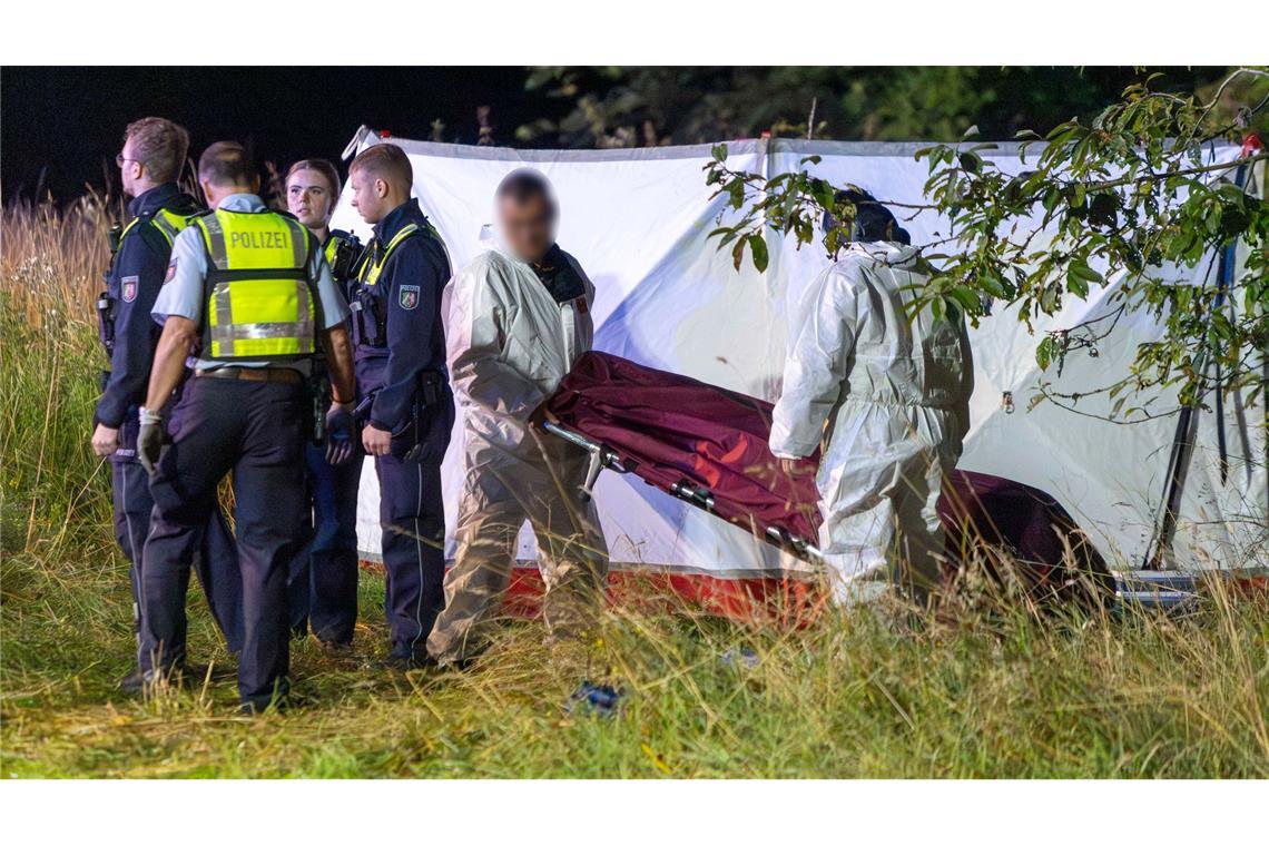 Zwei Männer starben in dem ausgebrannten Sportwagen.