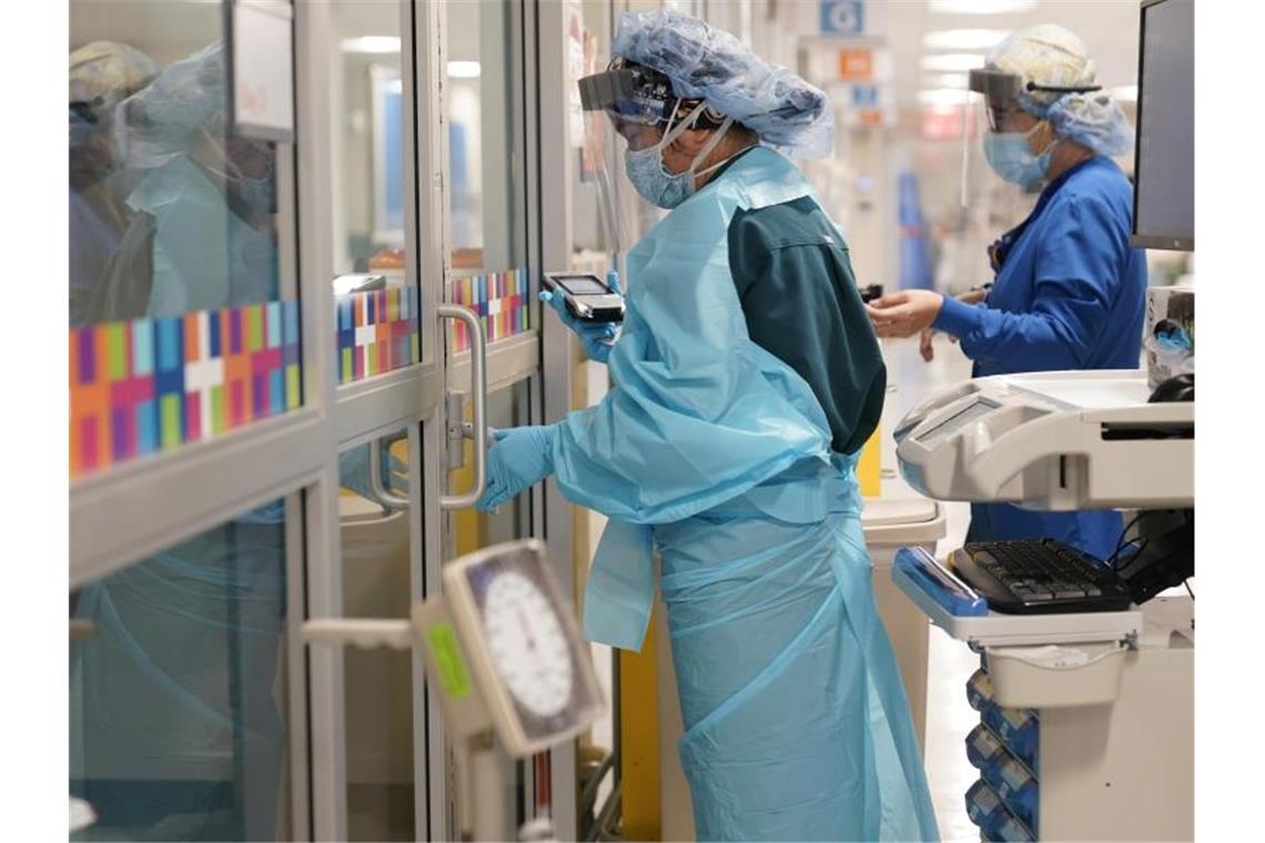 Wieder US-Tagesrekord: Fast 100.000 Corona-Neuinfektionen Zwei Medizinerinnen müssen sich im New Yorker Krankenhaus auf eine zweite Welle vorbereiten. Foto: Seth Wenig/AP/dpa