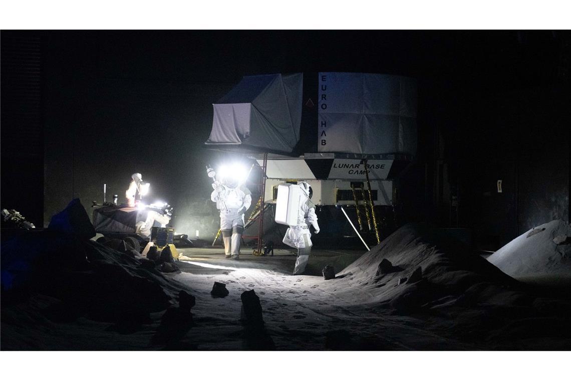 Zwei Menschen simulieren eine Trainingseinheit in der neuen Luna-Halle im Rahmen der Eröffnungsfeierlichkeiten im Europäischen Astronautenzentrum (Eac) der Esa.