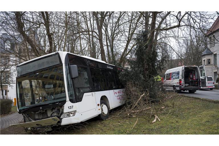 Zwei Menschen sind bei dem Busunfall in Coburg verletzt worden.