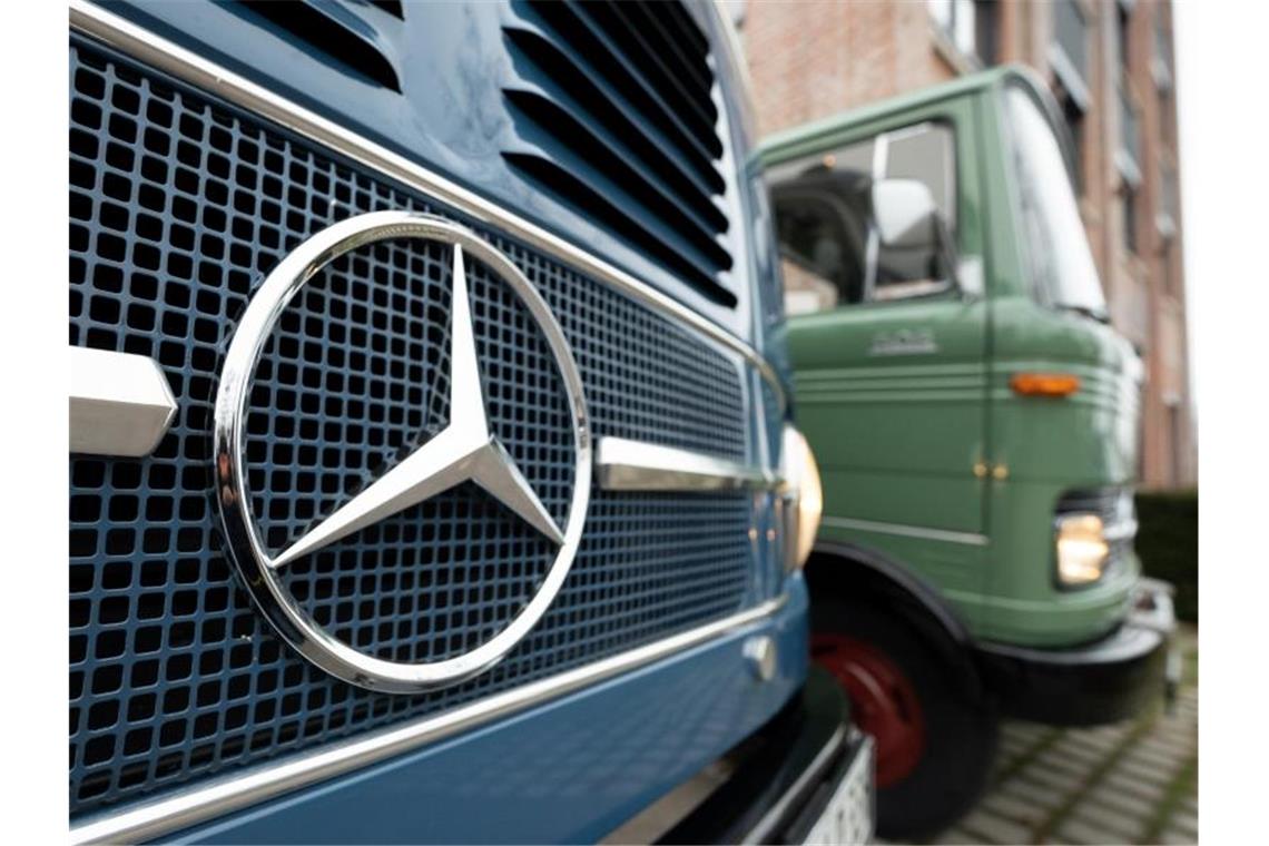 Zwei Mercedes-Benz LKW-Oldtimer stehen in Fellbach vor dem Archiv des Fahrzeugherstellers Daimler. Foto: Bernd Weißbrod/dpa