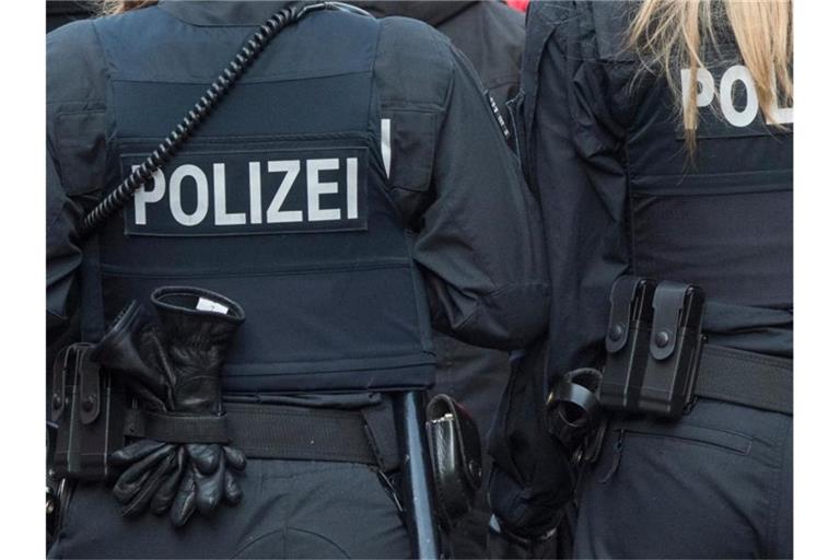 Zwei Polizisten gehen Streife. Foto: Boris Roessler/dpa/Symbolbild