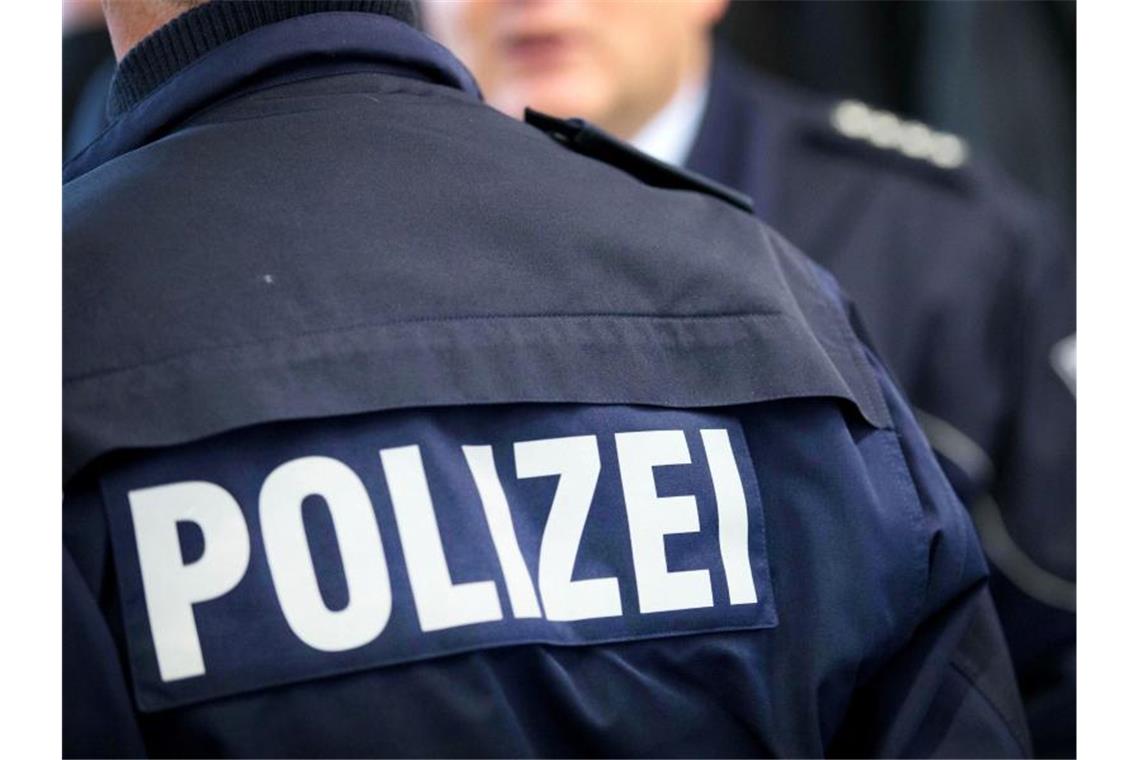 Stiftung: Hohe Dunkelziffer rechter Polizei-Verdachtsfälle Zwei Polizisten stehen beieinander. Foto: Friso Gentsch/dpa/Symbolbild